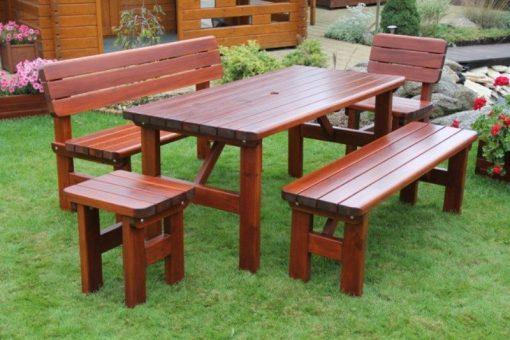 Drevený záhradný nábytok