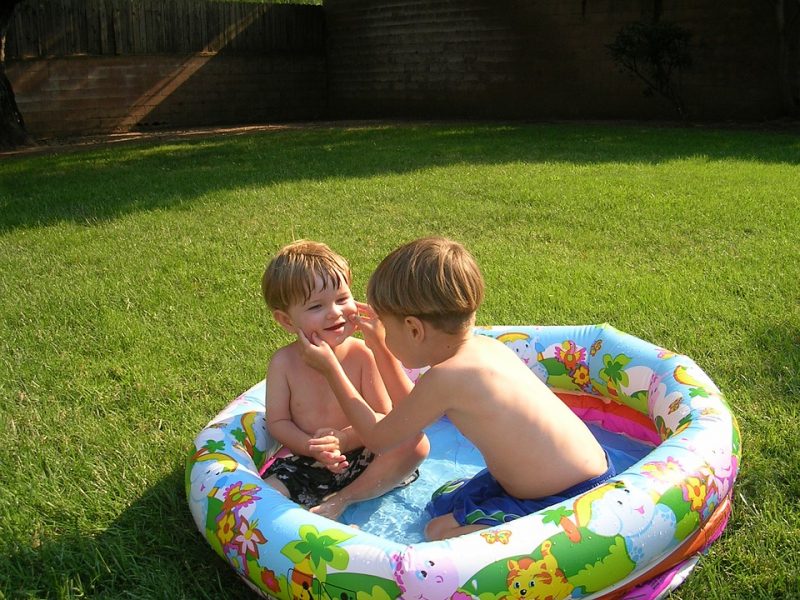 deti v nafukovacom detskom bazene