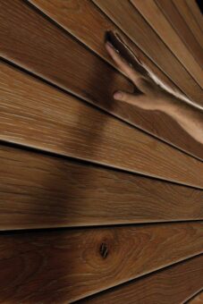 Záhradný domček Keter PENT Signature 9×7 Walnut, s podlahou 9