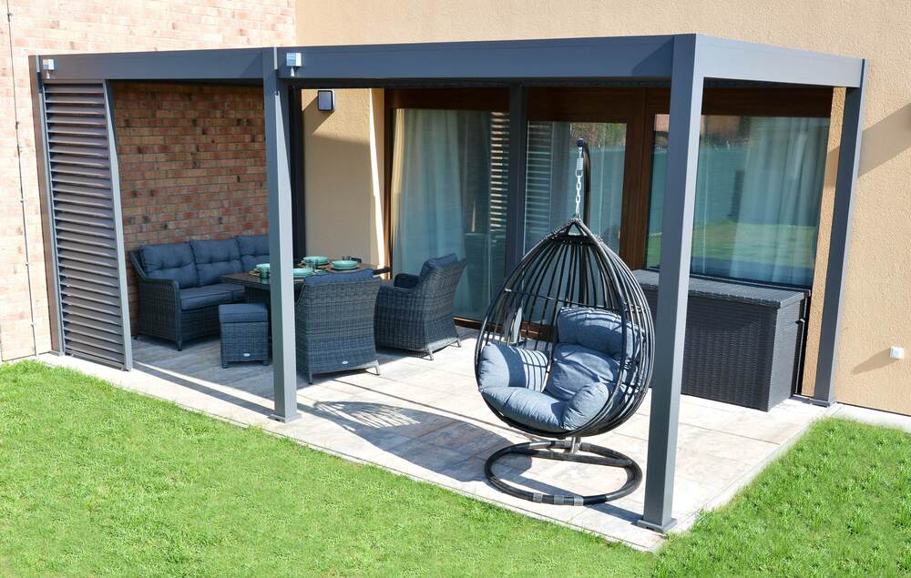 Ako pripraviť terasu na novú bioklimatickú pergolu: Užitočné tipy pre montáž svojpomocne